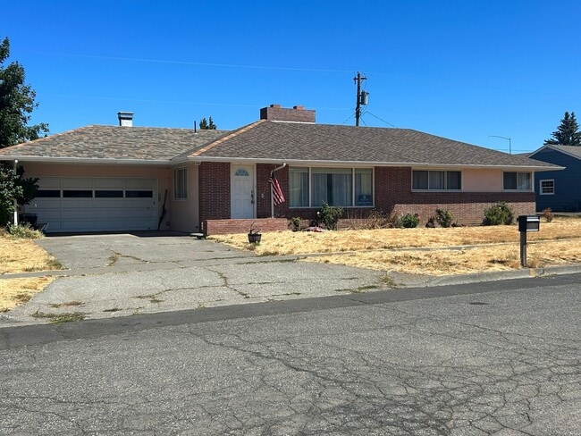 Building Photo - Beautiful Ranch style 3 bed/2 bath home - ...