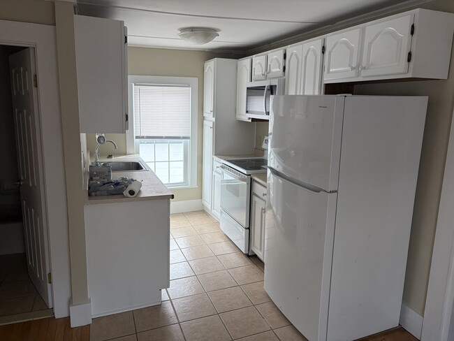 Building Photo - 53 N Spring St Unit 2 bedroom