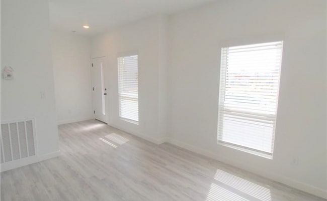 Photo - 881 Boardwalk Ave