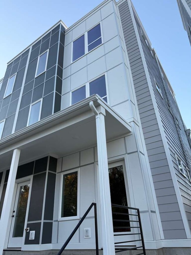 Building Photo - 909 Bainbridge St Unit A