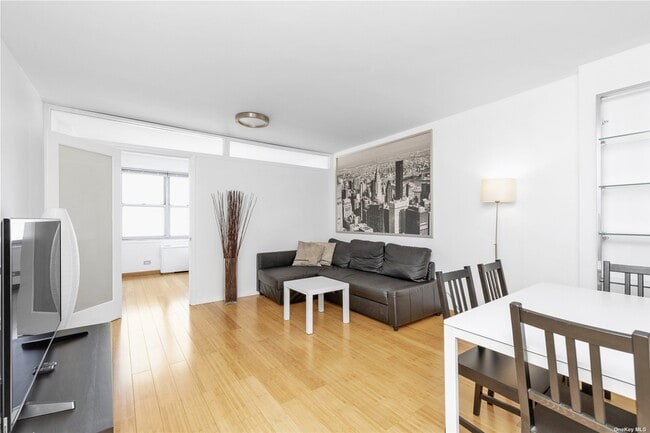 125 Queens Blvd 1409  