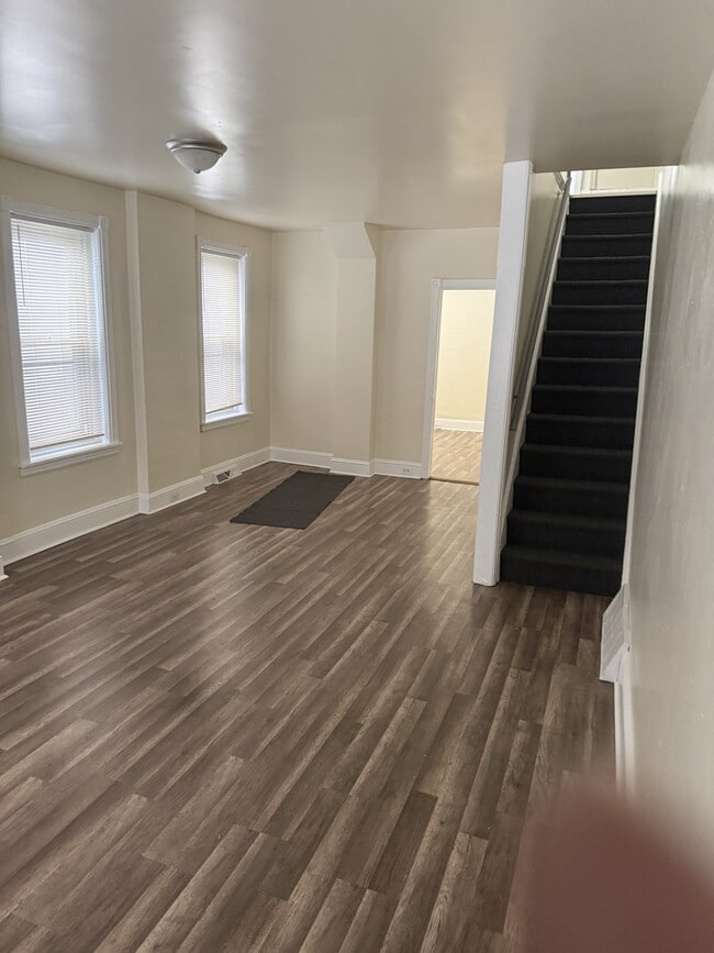 Photo - 187 E 18th St