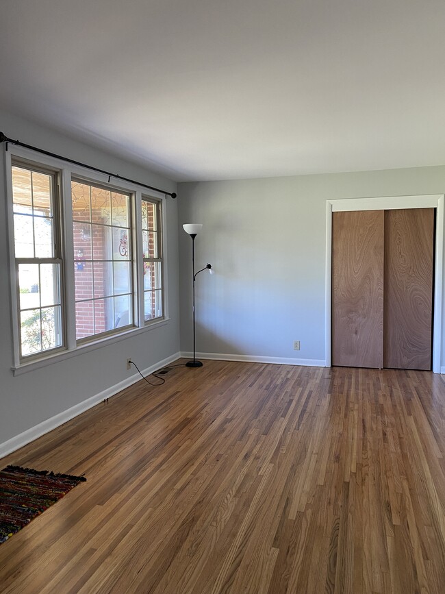 Sala de estar con amplio armario - 918 N Graycroft Ave Unidad A