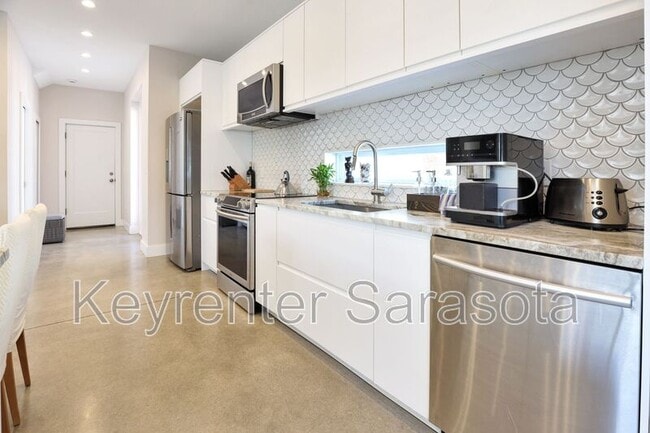 Photo - 2056 Roselawn St