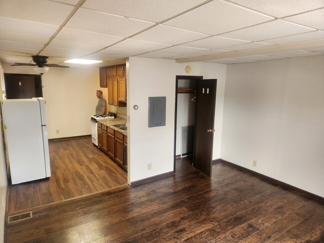 Day/bedroom with clothes closet - 1942 Summit St Unit F
