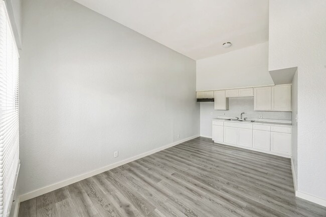 Photo - 1007 W St Charles St