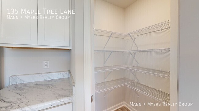 Building Photo - 135 Maple Tree Ln