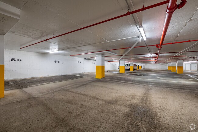 Parking Garage - 5505 Boul Cavendish