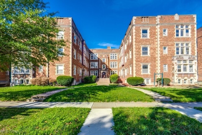 Building Photo - 2828 S Moreland Blvd