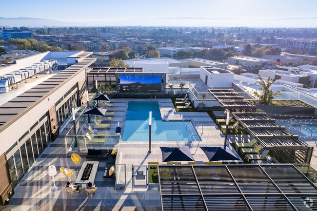 Roof Deck - Pool