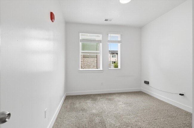 Photo - 475 W 60 S