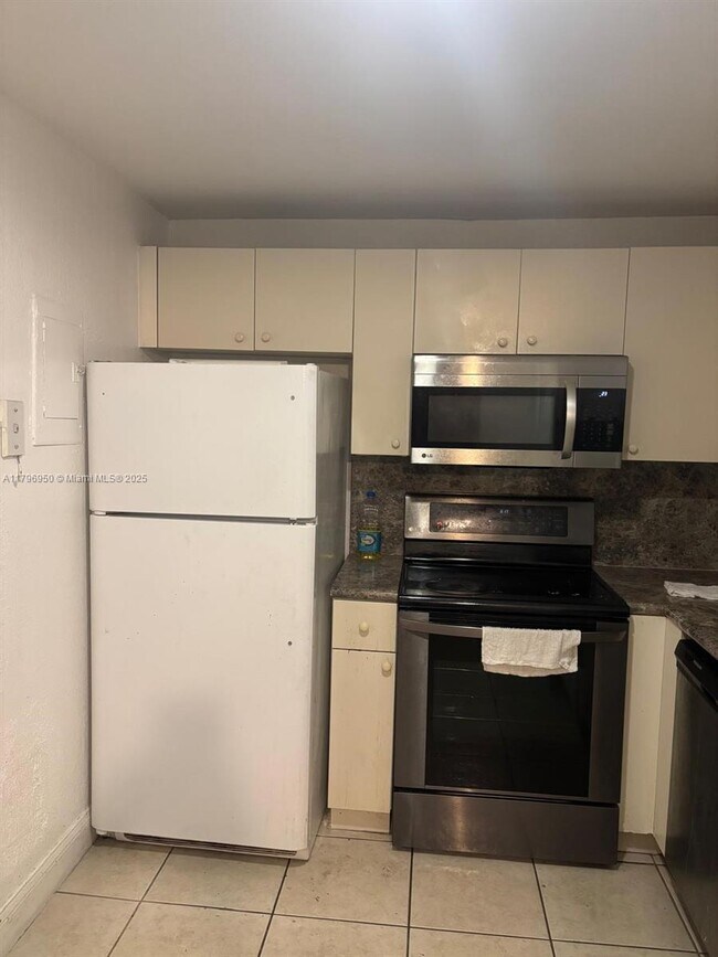 Photo - 4235 N University Dr Unidad 202 Rental