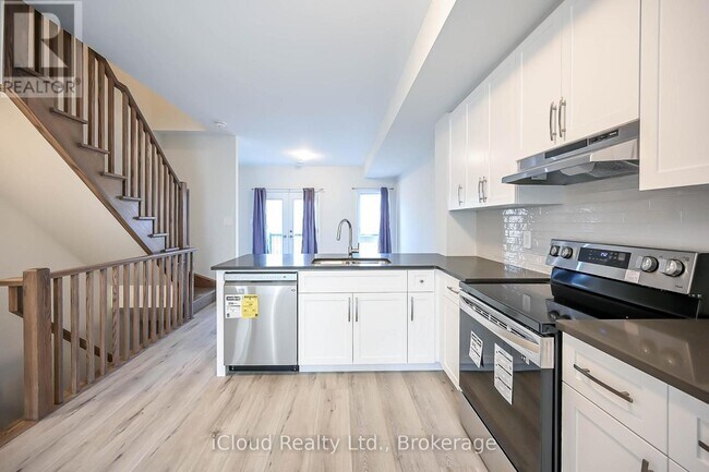 Photo - 720 Grey St