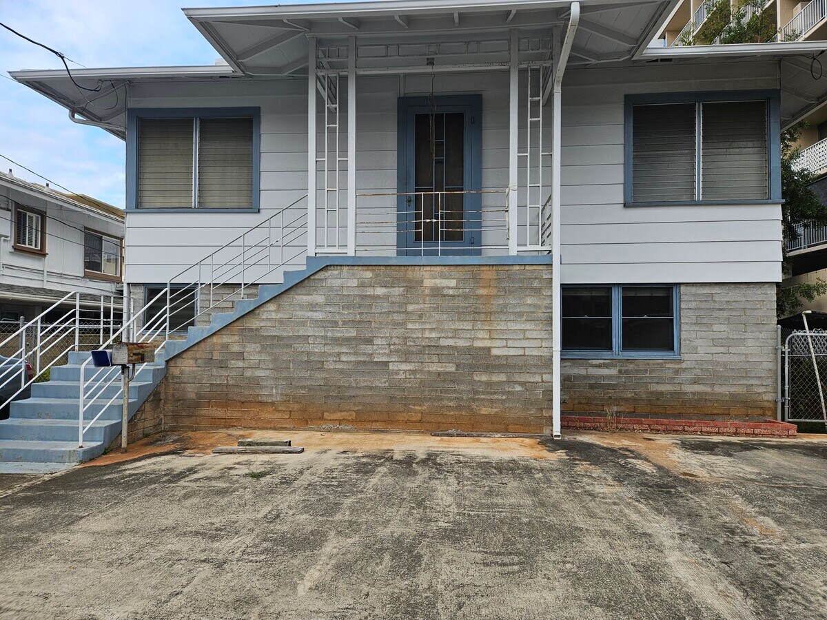 1740 MALANAI STREET. One bedroom apartments in front. Studios in rear of the building. Parking - 1740 Malanai St Apartments