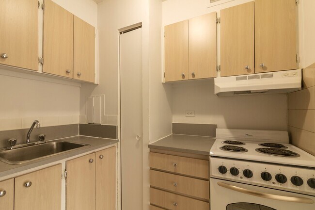 Building Photo - 1975 Maisonneuve Blvd W Unit 1209