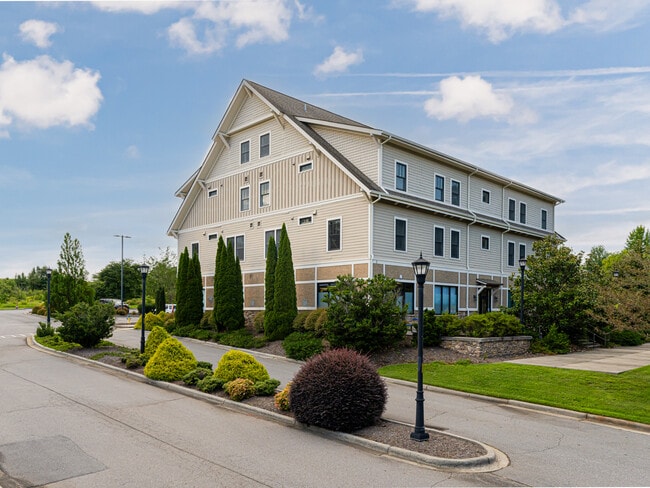 Building Photo - 2 Monticello Village Dr