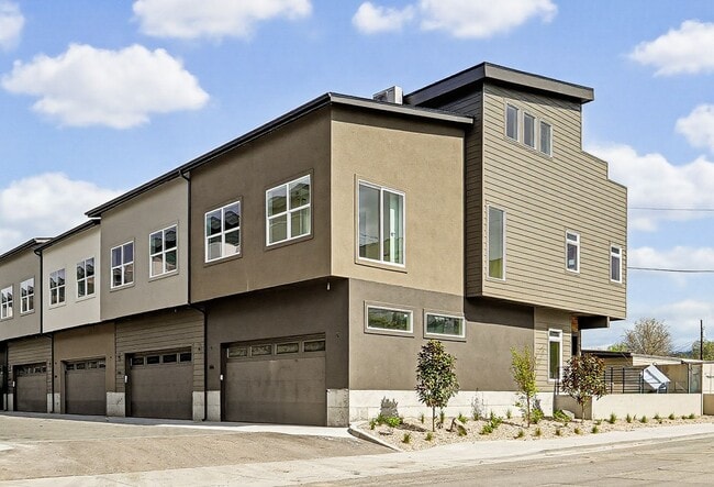 Building Photo - 4325 Greentrail