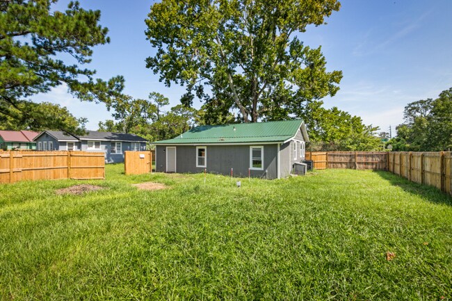 Photo - 260 Vernis Ave