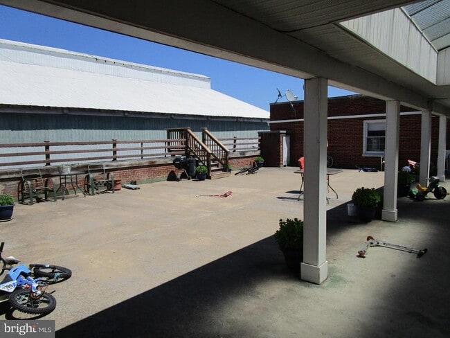 Photo - 385 E King St