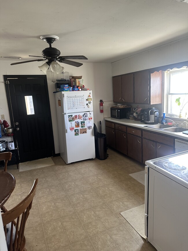 Photo - 737 N King St