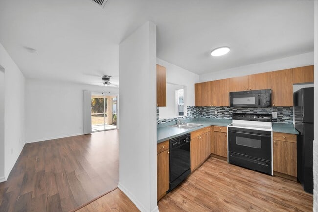 Photo - 1044/1046 SE 11th ST Unit 1044 SE 11th ST Right