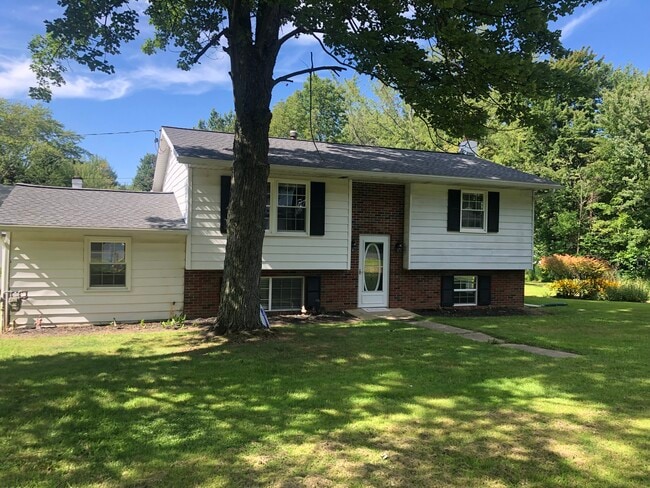 Building Photo - 3243 Hemlock Dr Rental