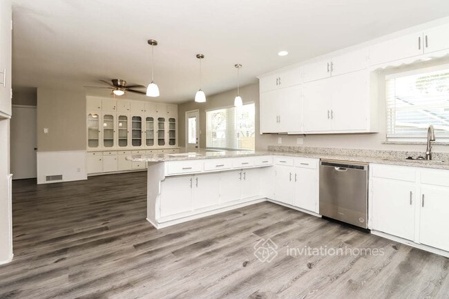 Photo - 310 E Huitt Ln