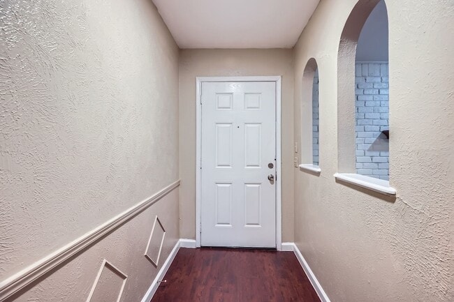 Photo - 1724 Midcrest Dr