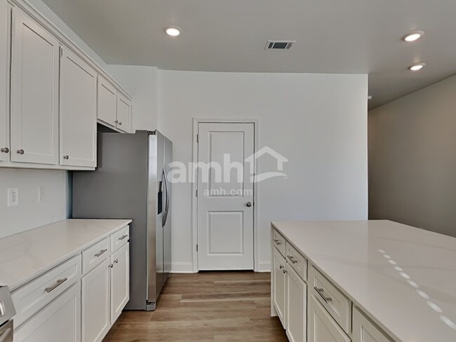 Photo - 216 Latitia Lane