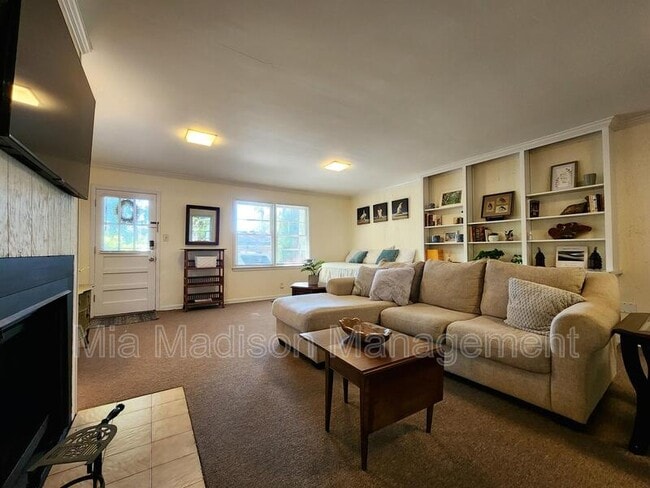 Photo - 2108.5 E 65th St