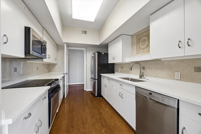 Photo - 15 Greenway Plz Unit 14F