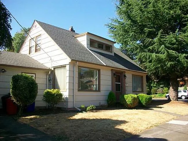 Building Photo - 7808 SE Pine St