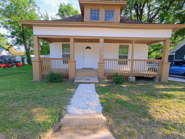 Photo - 1322 E Central St House