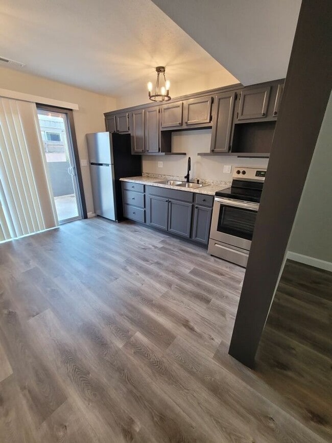 Photo - Remodeled 2 bathroom Townhouse on Sunset i... Unidad 4217 Sunset Dr Apt 3