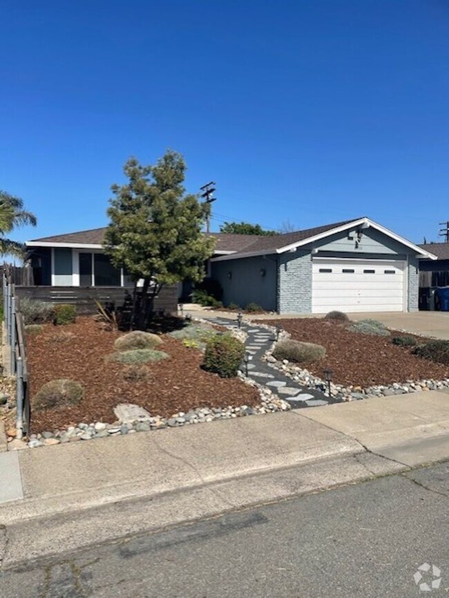 Building Photo - Beautiful Glenbrook Home