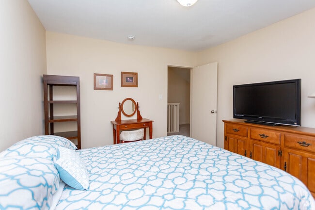 4BR, 2BA - 2,000 - 49 Lawn St