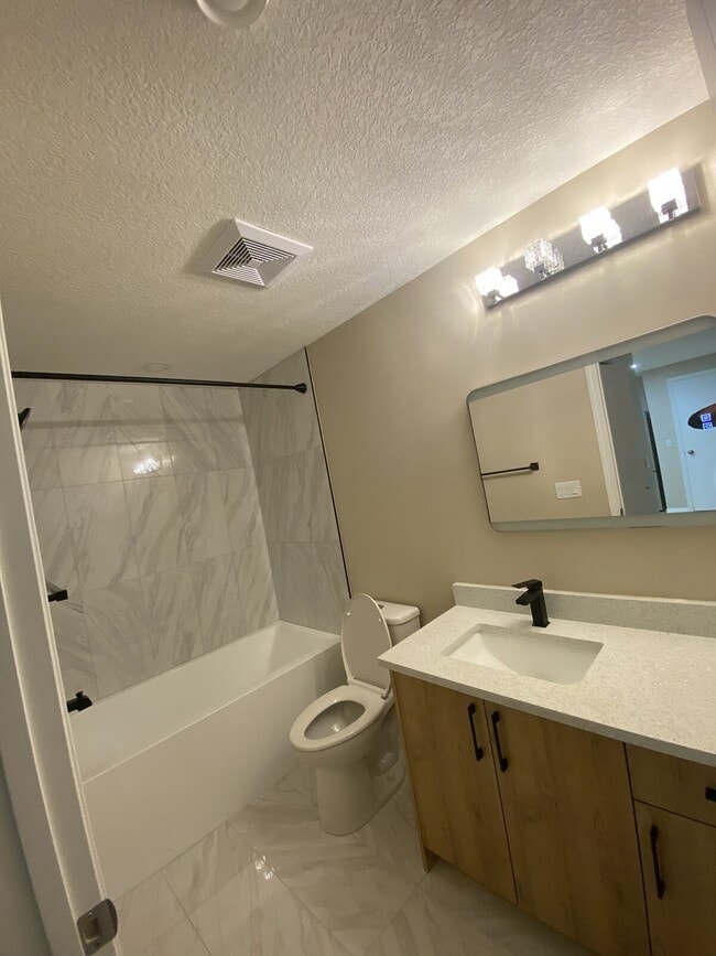 Photo - 723 Royal Crt NW