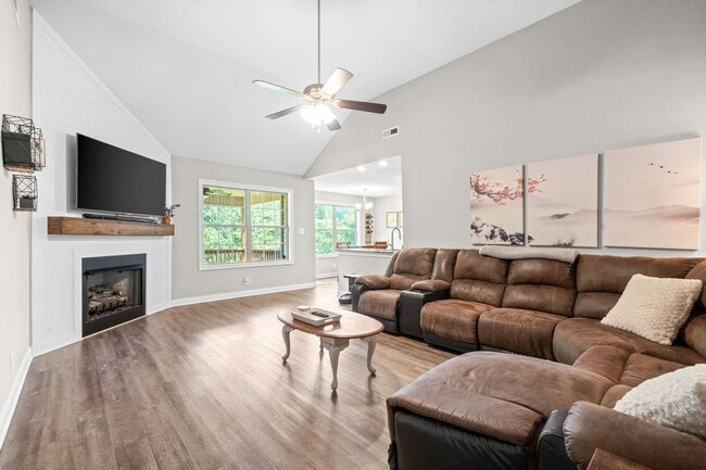 Building Photo - 3 Bed 2 Bath Home For Rent Near Downtown Clarksville!