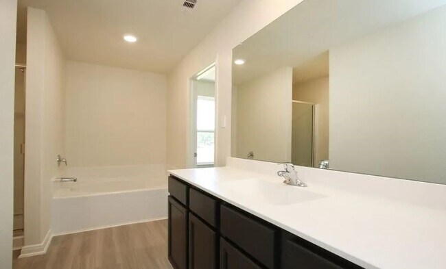 Photo - 549 Bains St