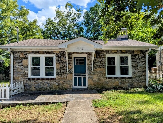 Building Photo - Awesome East Nashville Stone Cottage in gr... Rental