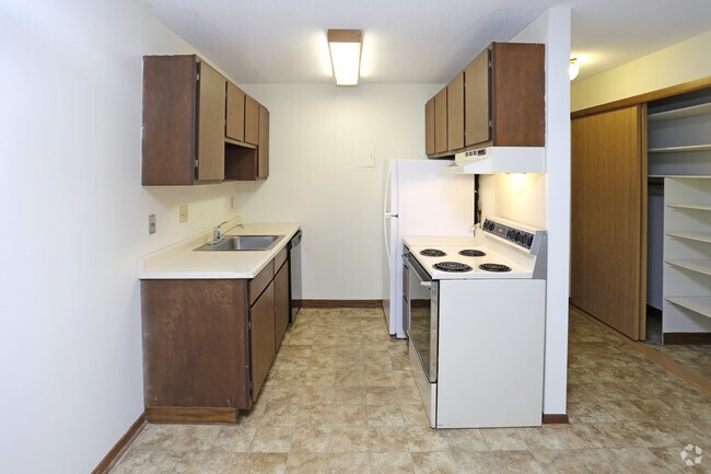 2BR, 1BA - 900 SF
