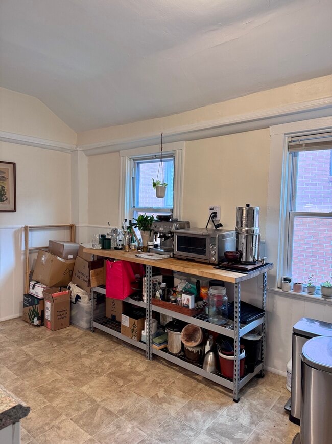 Building Photo - 122 Gore St Unit 2