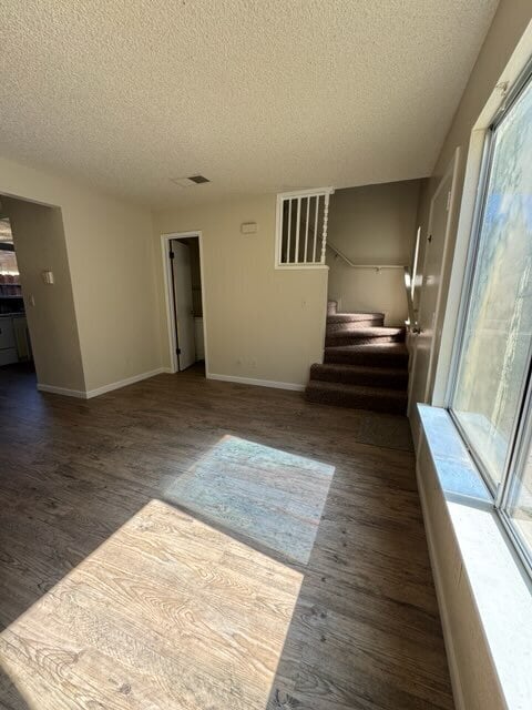 Building Photo - Ready Now! Newly Renovated Two Bedroom Tow... Rental