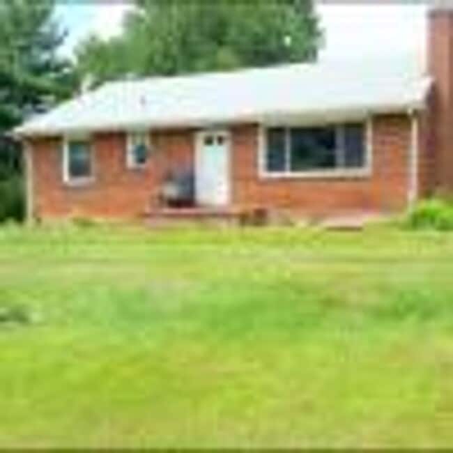Building Photo - Ranch Home off Timberlake Road