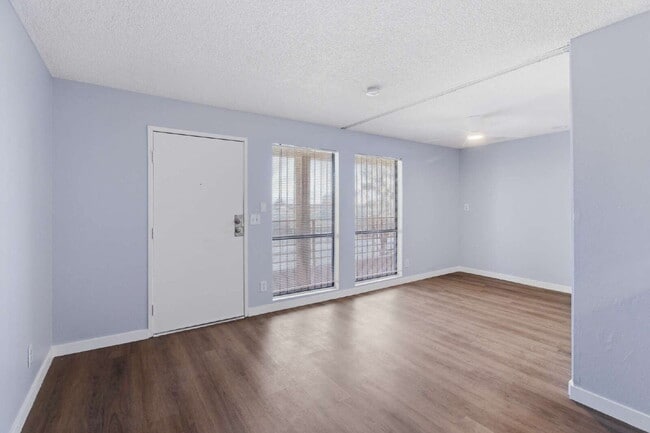 Photo - Top-floor studio apartment! Recently renovated with brand new flooring and paint throughout. Unidad 28