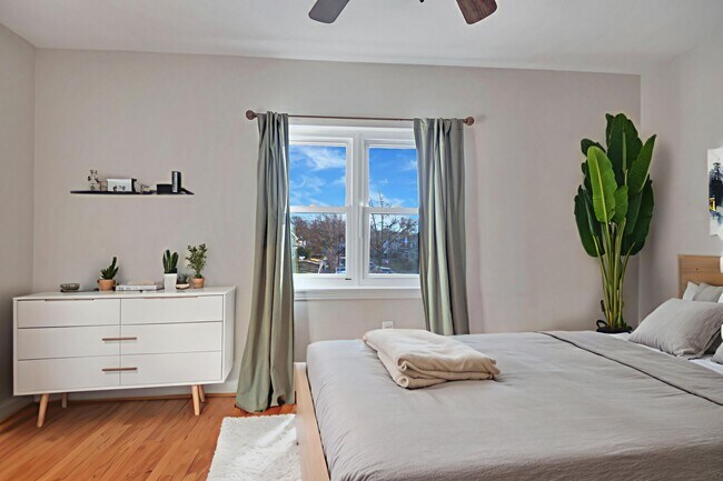 Photo - 3428 Dix St NE