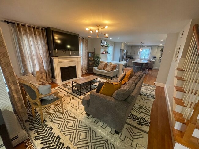 Building Photo - 14 Oak St