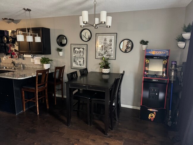 Área de comedor - 4430 104th St