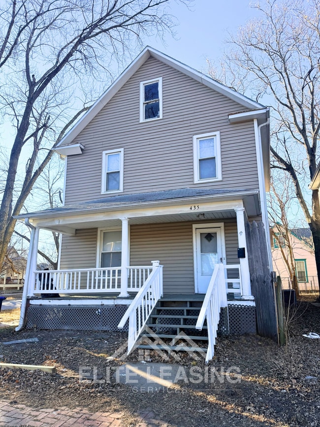 Building Photo - Spacious 2-Bedroom Home with Bonus Room & Sunroom