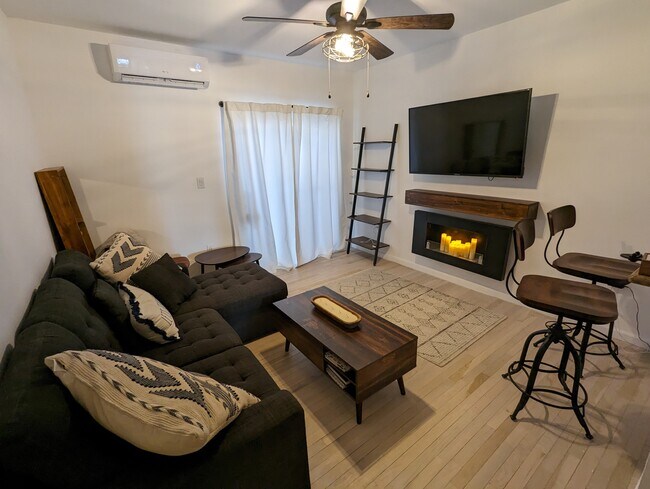 Building Photo - 162 Griffith St Unit 2